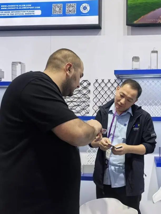 中亞鋁業(yè) “鋁” 光閃耀：廣交會首日現(xiàn)場搶“鮮”看！(圖5)